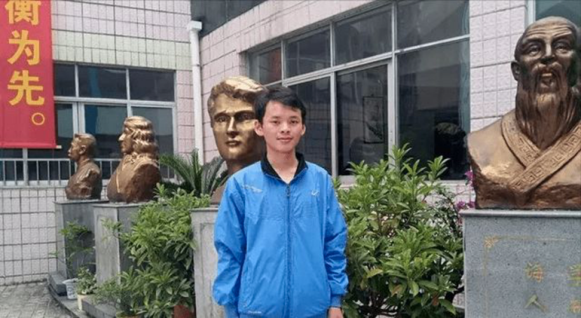 父亲患病、母亲离家、靠低保生活的他，却以高考707分逆天改命