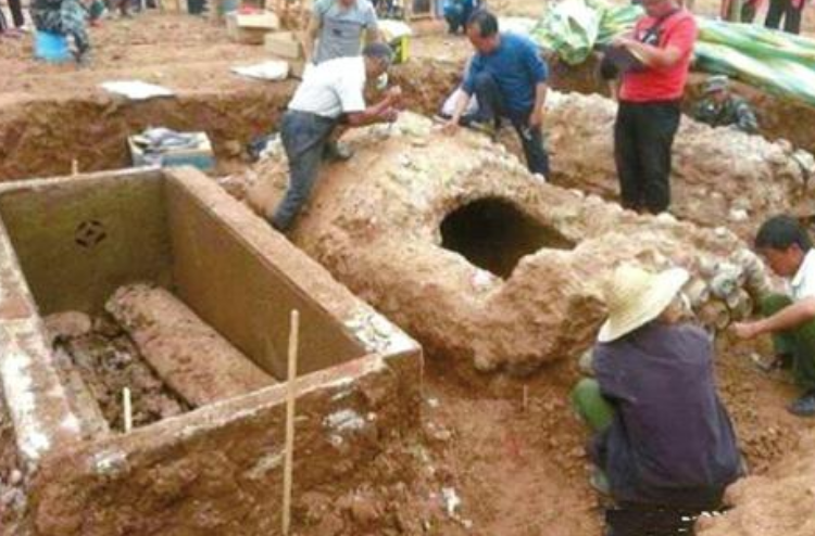 四川首次发现“奇墓”，墓中空无一物，考古专家赶到后：价值10亿