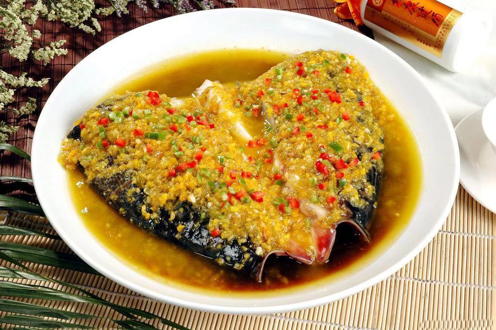 湖南十大经典名菜：剁椒鱼头、辣椒炒肉等湘菜代表作