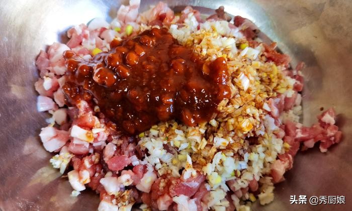 包白菜饺子，记住老师傅的“2放2不放”，饺子鲜嫩多汁，特好吃