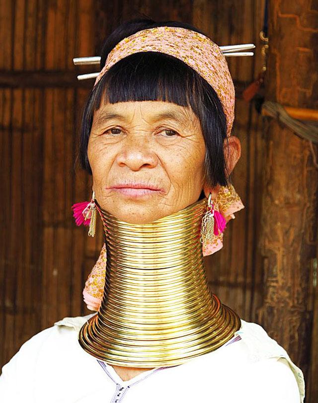 长颈族女孩：5岁戴1公斤铜环，长大加到10公斤，脖子只能丈夫看
