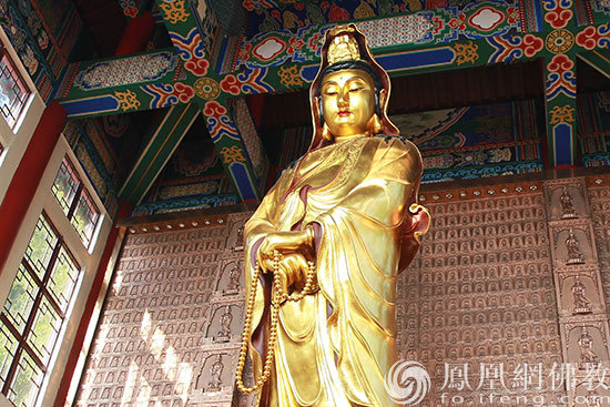 广西龙华古寺观音岩念珠观音像.