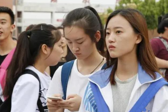 新高考选科迷之组合，物理化学和政治并非良配，不少学生后悔不已