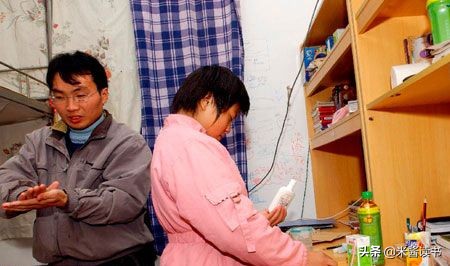 23年前，打工挣学费，带着妹妹上大学的河南男孩，如今怎样