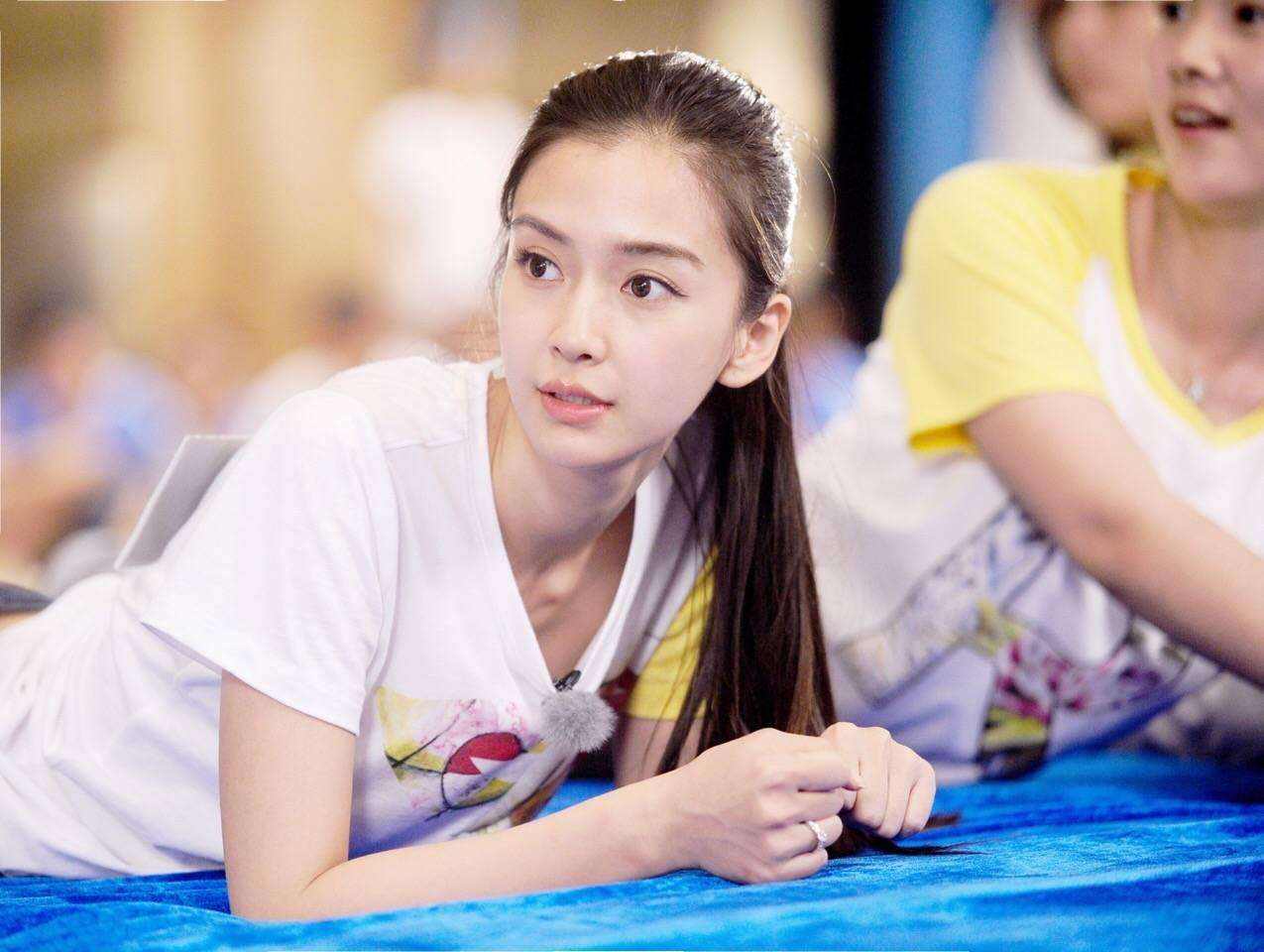 杨颖暴瘦身材被嘲的背后:32岁的黄晓明娇妻,在事业瓶颈前很无力