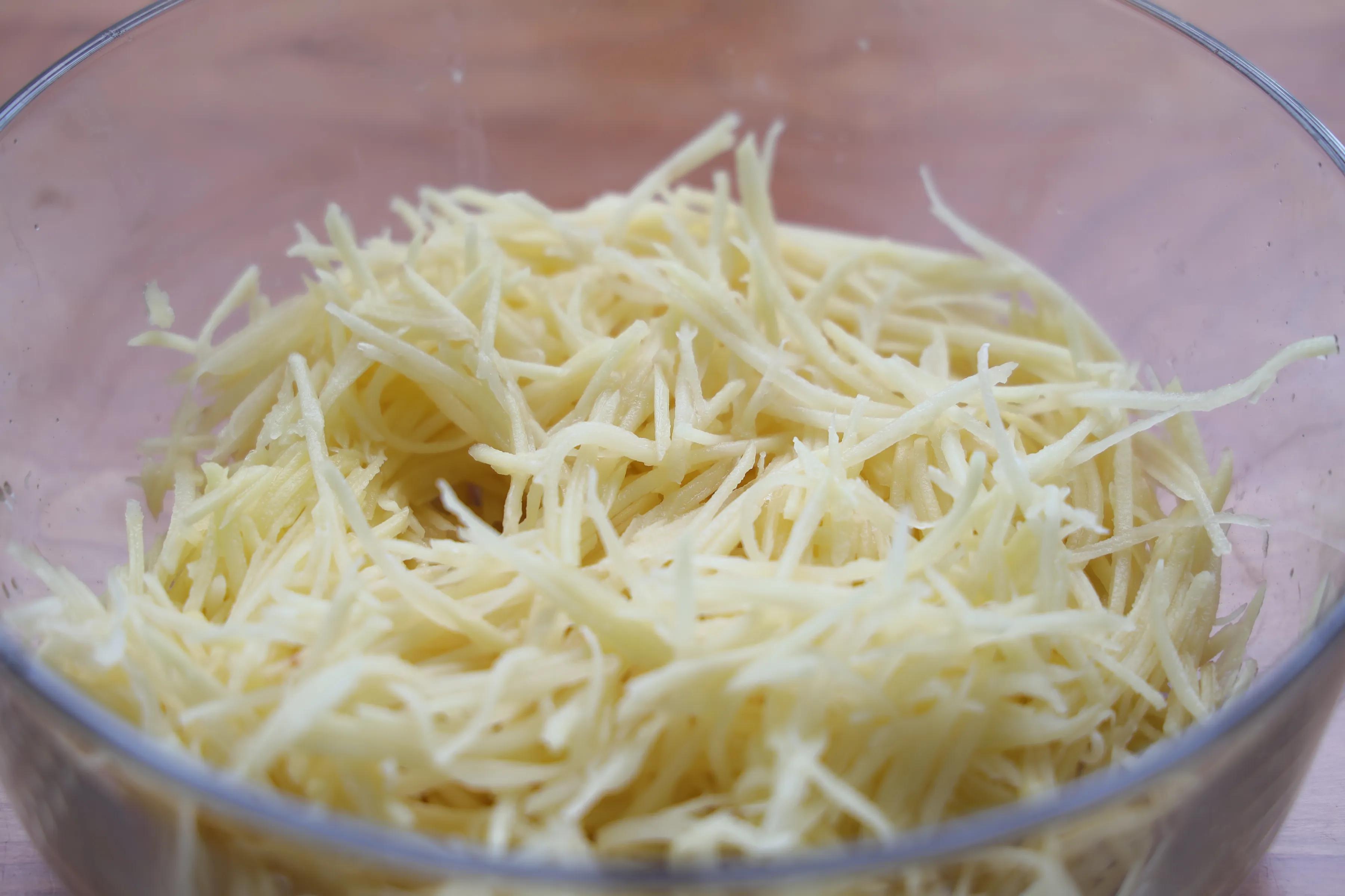 不用和面的懒人早餐，3个土豆就搞定了，好吃还拉丝