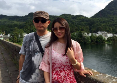 他是“江苏一哥”孟非，曾娶初恋女友为妻，今49岁一家三口超幸福