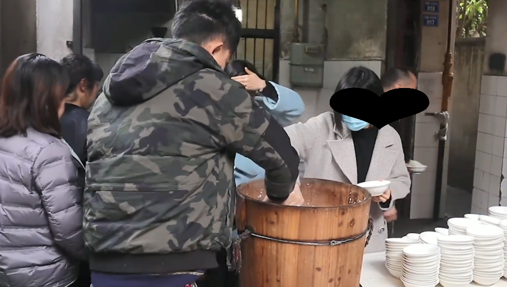 成都厕所旁的小破店，只有三道菜火了30年，米饭1元一份随便吃