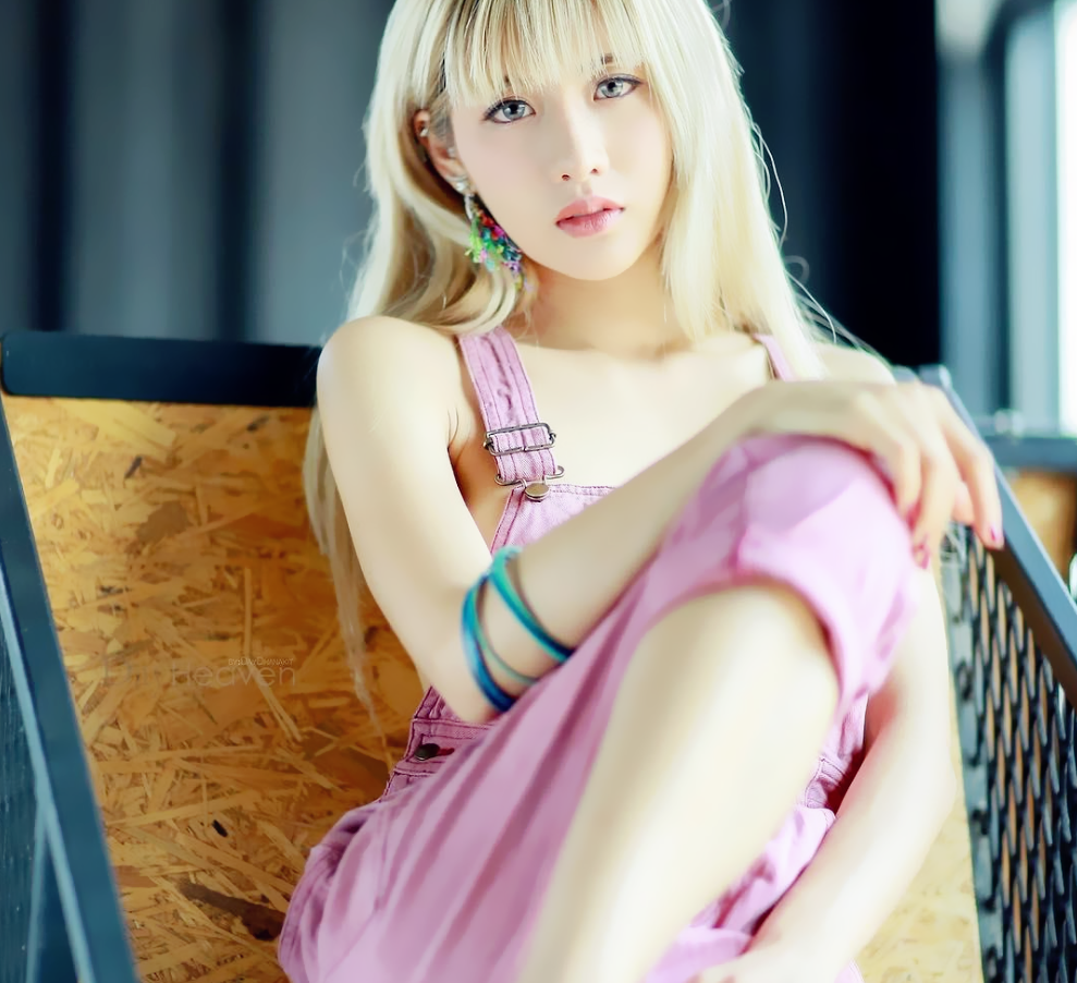 泰国"白发"甜妞 五彩的发型靓丽的时髦穿搭 轻松做个show girl