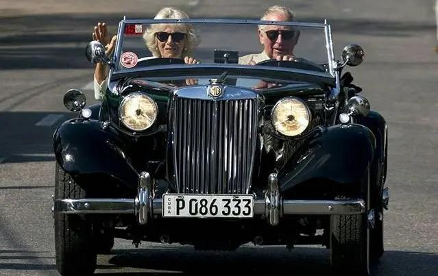 凯特圣诞亲自掌镜拍全家福，1岁半路易萌翻，乔治小夏同款笑容甜