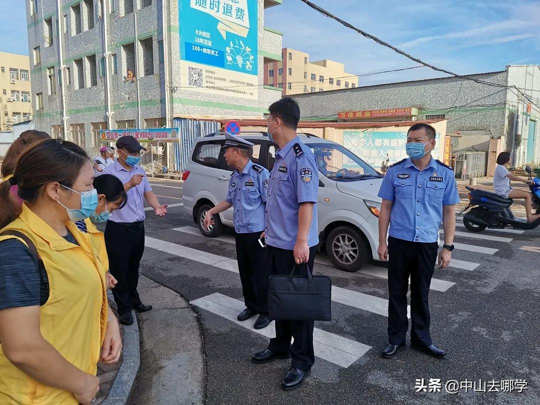 开学啦！现场多图预警：妈趴窗，爹爬墙，脸贴地！场面过于欢乐