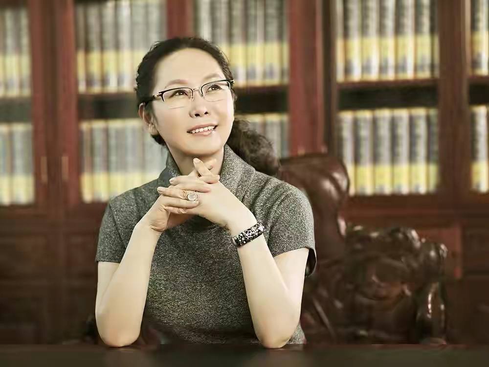 汶川地震后，他向灾区捐款1000万元，一周后再次捐款1亿元