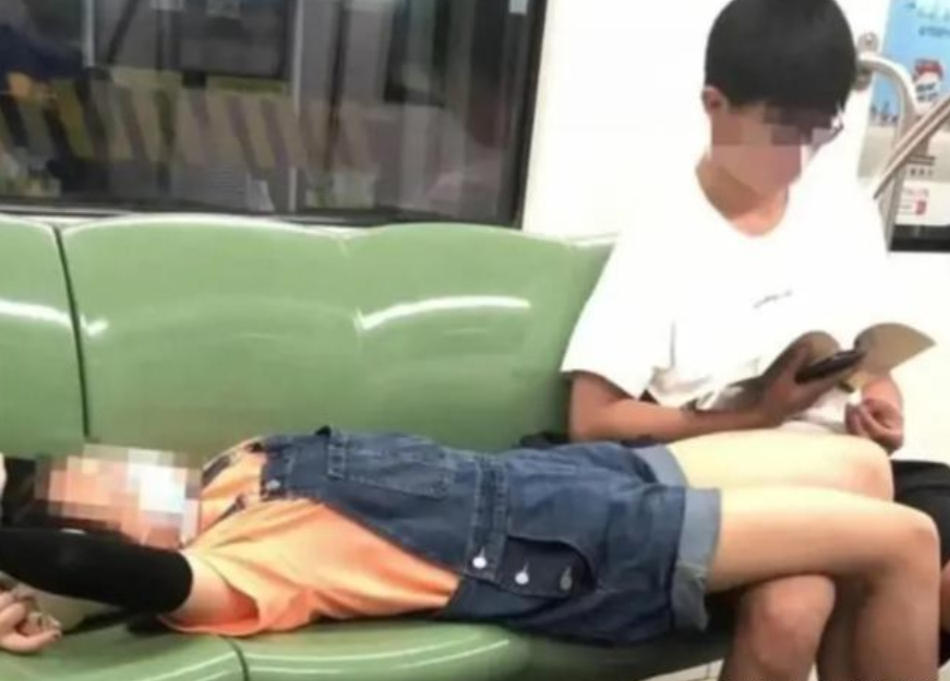 00后男女同学早恋，乘地铁举止令人不适，网友：三观尽毁