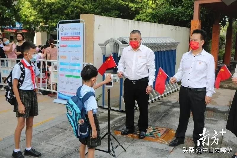 开学啦！现场多图预警：妈趴窗，爹爬墙，脸贴地！场面过于欢乐
