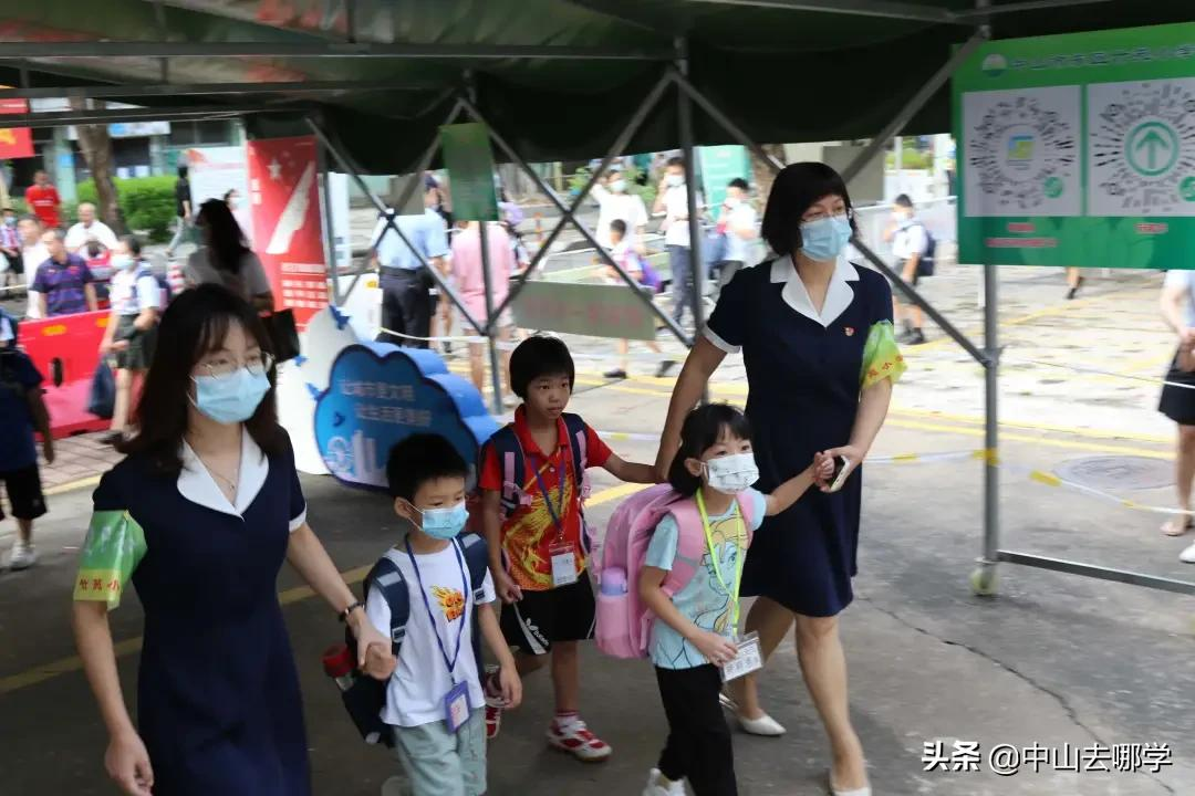 开学啦！现场多图预警：妈趴窗，爹爬墙，脸贴地！场面过于欢乐