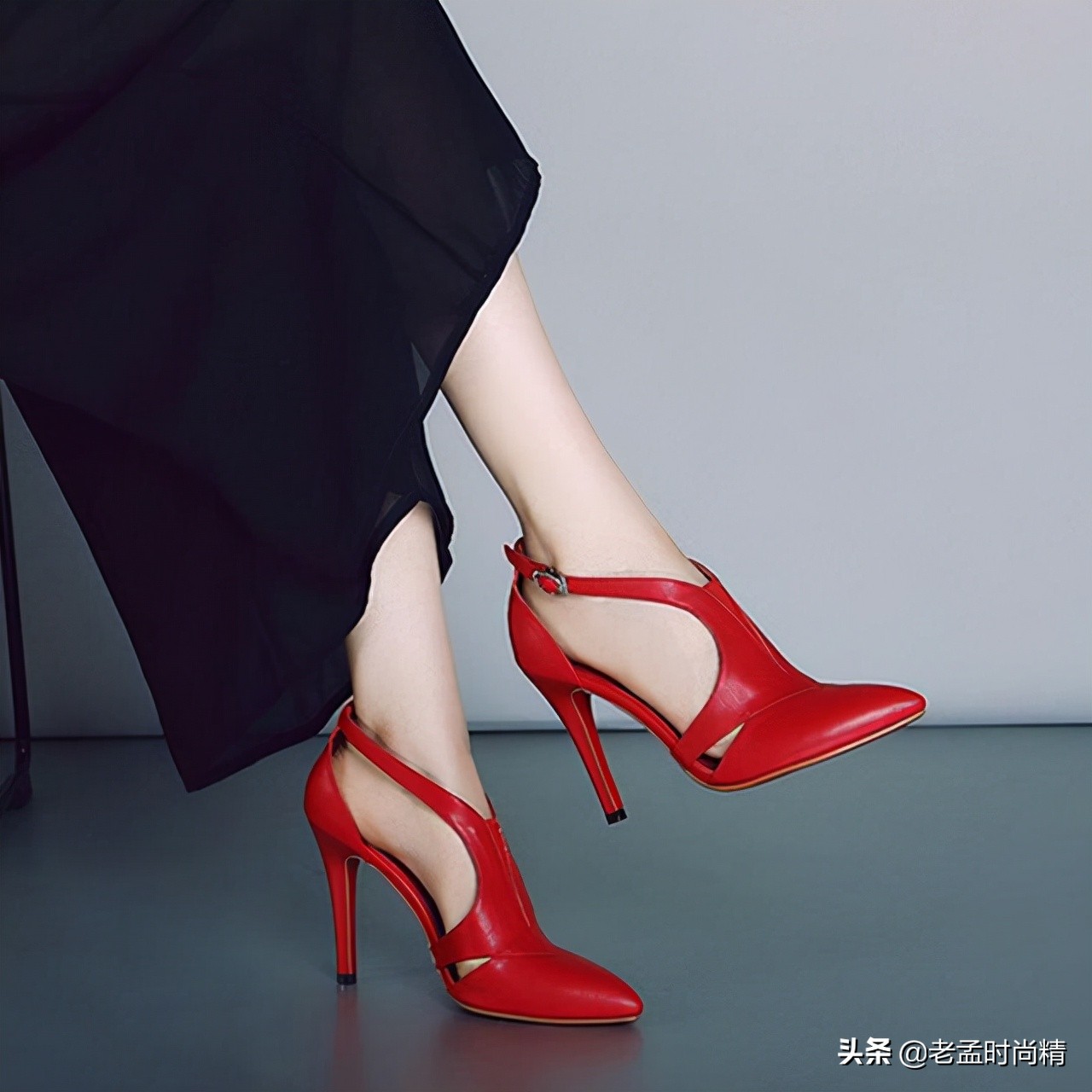 精美的红色婚鞋，低调却有满满的华丽感，更加细腻地包裹着双脚