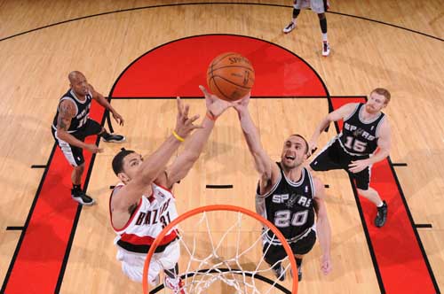 为什么nba罚球要击掌(NBA球员罚球时，第一罚也不用抢篮板，为何还要在两边站球员？)