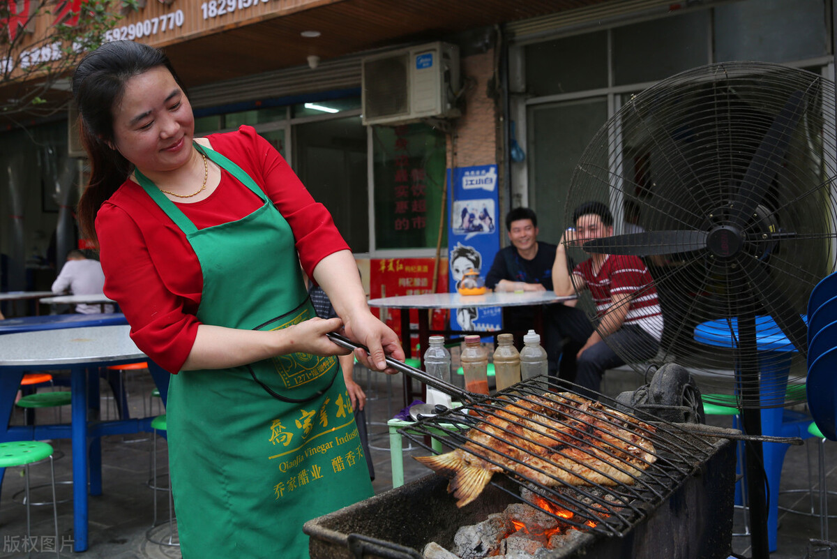 万州小伙开烤鱼店，一条烤鱼卖9.9元，却年入百万，都是套路