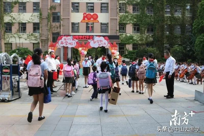 开学啦！现场多图预警：妈趴窗，爹爬墙，脸贴地！场面过于欢乐