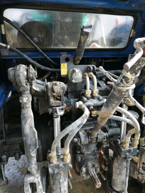 農(nóng)民出售14年的雷沃900拖拉機(jī)，愛車農(nóng)民，看看值多少錢？