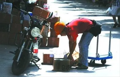 杭州100万引进的这个快递员,告诉你人这一生,到底在为谁打工?