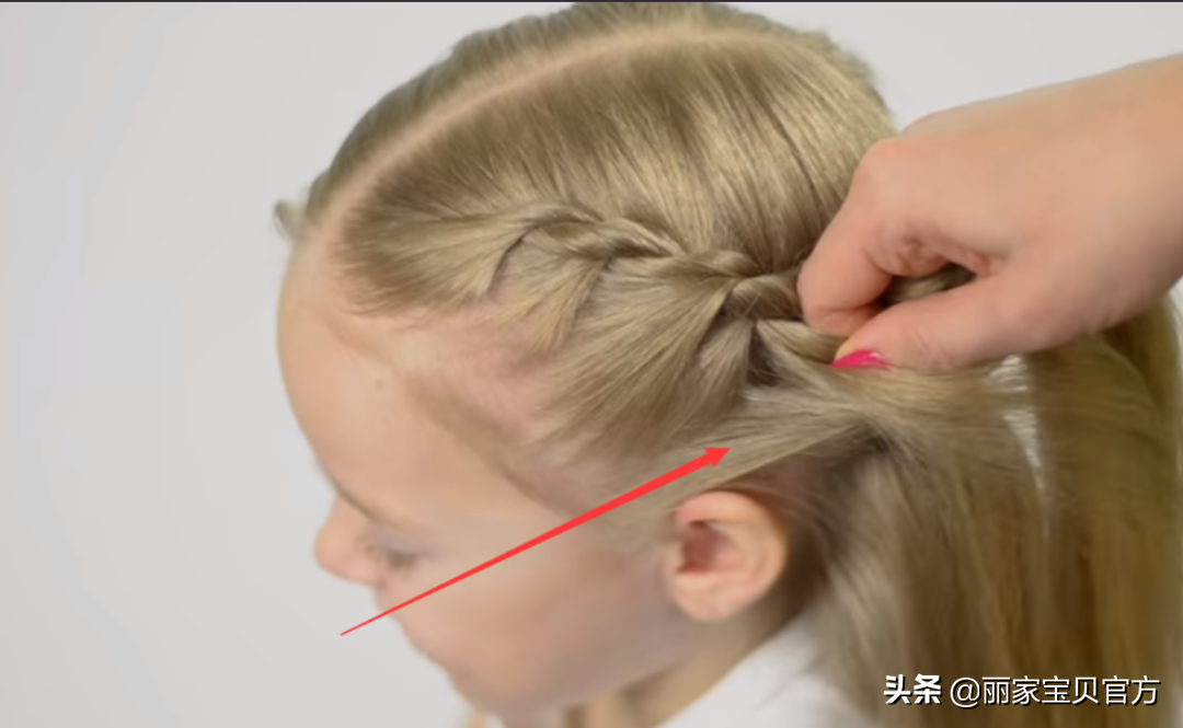 大受欢迎的洋葱辫蓬蓬的洋葱辫也被称为"糖果辫"和"灯笼辫",十分受