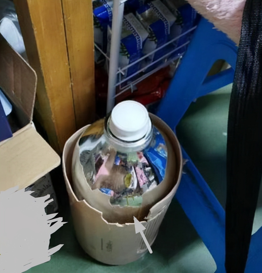 应届毕业生寝室现状，宿管阿姨看不下去了，你们也太能“凑合”了