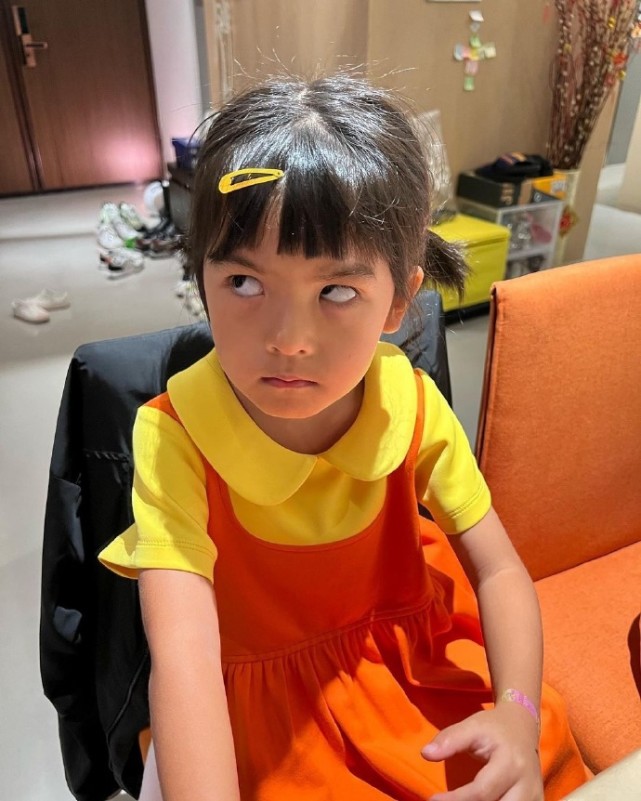 贾静雯晒万圣节照，咘咘波妞鬼马精灵，梧桐妹与妈妈贴头自拍好暖