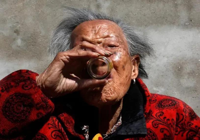 如果一辈子不吸烟不喝酒，会不会活得更久？一项研究给出答案