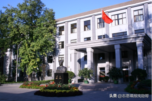 这三所大学被称为“官校”，学生毕业在政府工作，一般人考不上