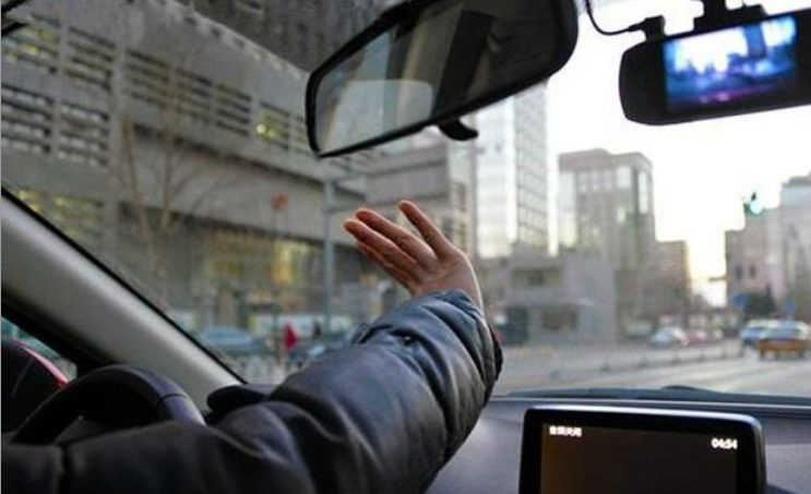 窗起雾，很多人还在开冷风除雾？其实老司机用这几招