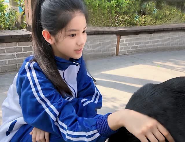 关晓彤蒋依依是"国民闺女"过去式了,新晋小小花一个比一个灵