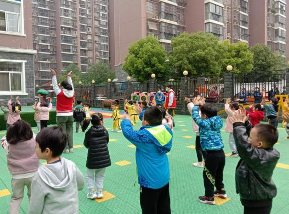 一组幼儿园“收费单”火了，小县城也难躲高价，看完谁还敢生二胎