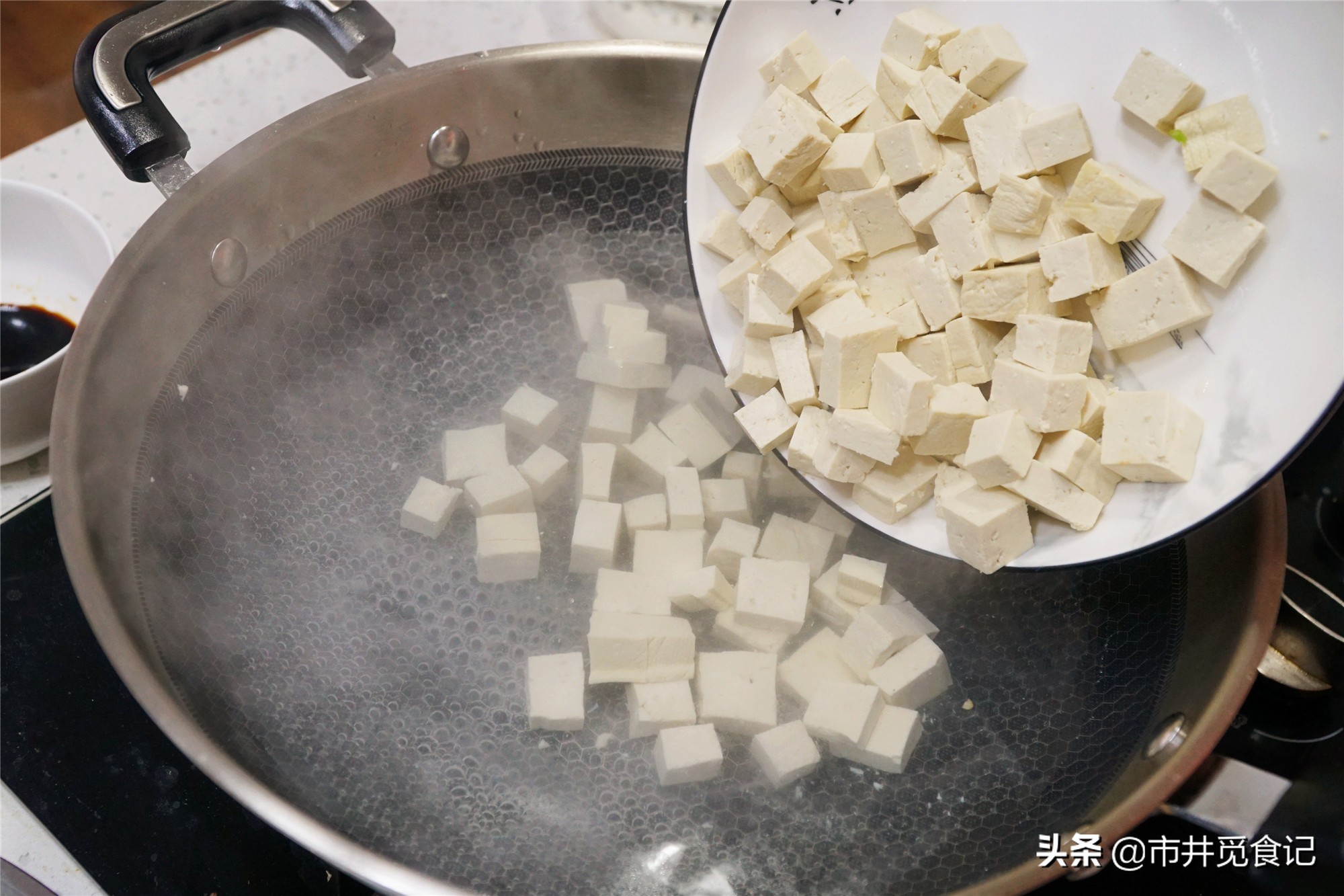 鱼香豆腐家常做法，5种调料按比例兑好，焖一会就出锅，简单好吃