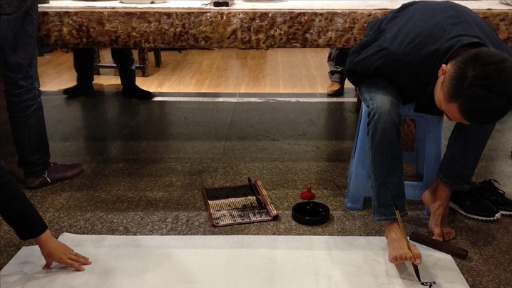 无臂高材生杨孟衡：用脚写字考出高考状元，寒门贵子的逆袭