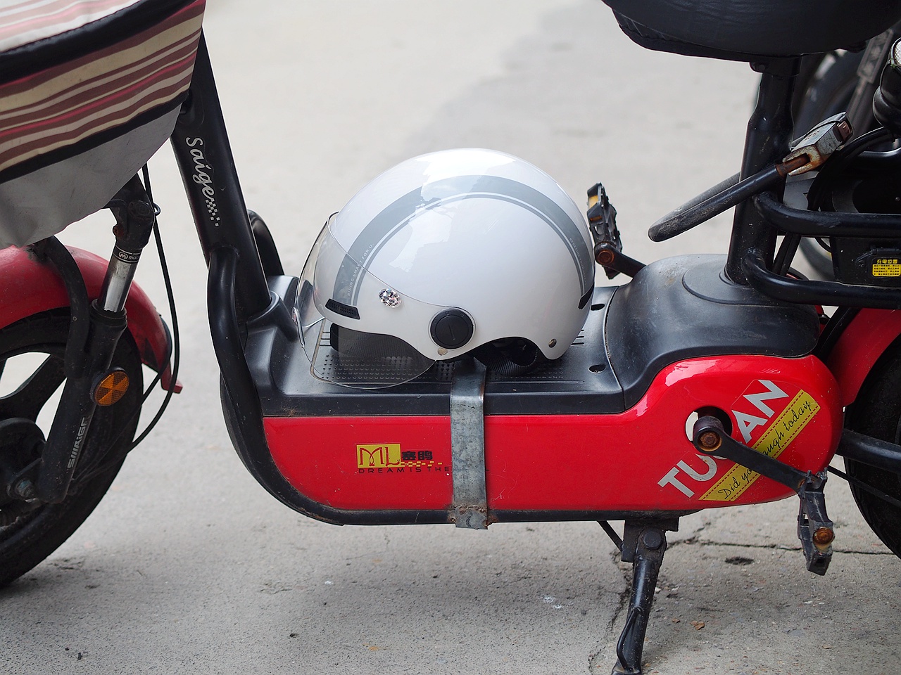 电单车出行一人一盔安全有保障Smart4u时尚头盔