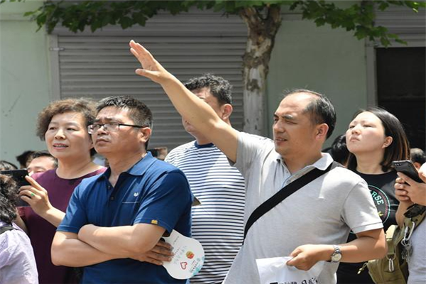 中考和高考当天，家长有必要“全程陪考”吗？聪明的家长这样做
