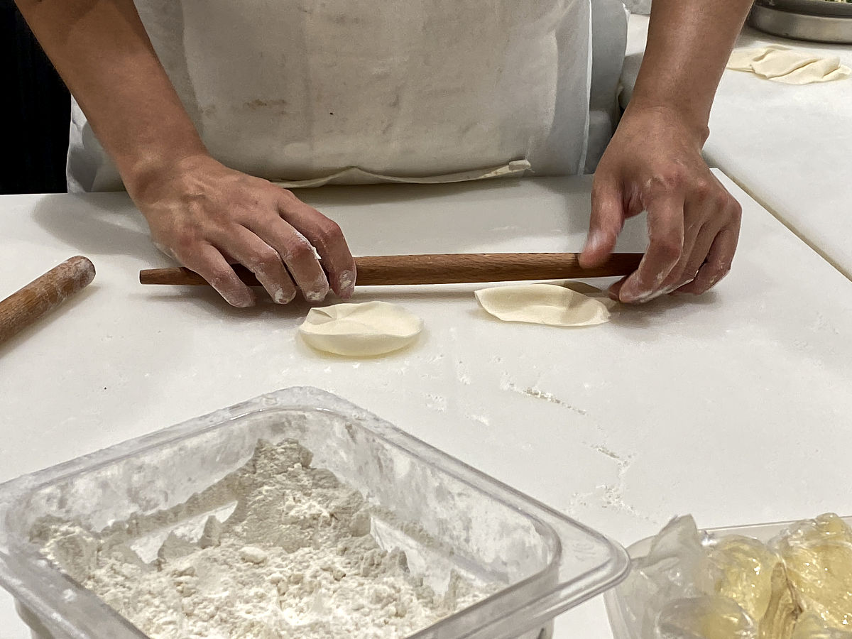 1斤面粉1个鸡蛋,教你和面擀饺子皮,学会饺子皮劲道不破又好吃