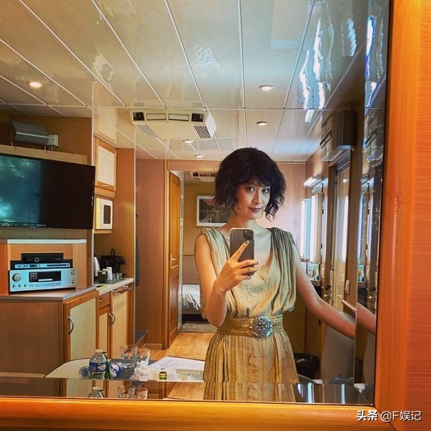 陈法拉带女儿在街上闲逛 坐在婴儿车上的女儿伸出小手拉着妈妈