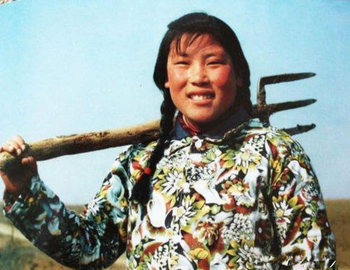 她21岁时捡到了中国最大的钻石，交给了国家一千元，20年后又加上了贫病。