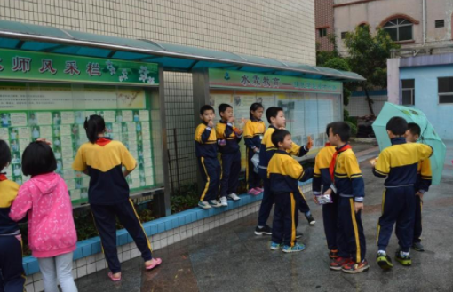 高中生在校门口“蹲着”吃饭，家长一旁观看，是溺爱还是关爱？