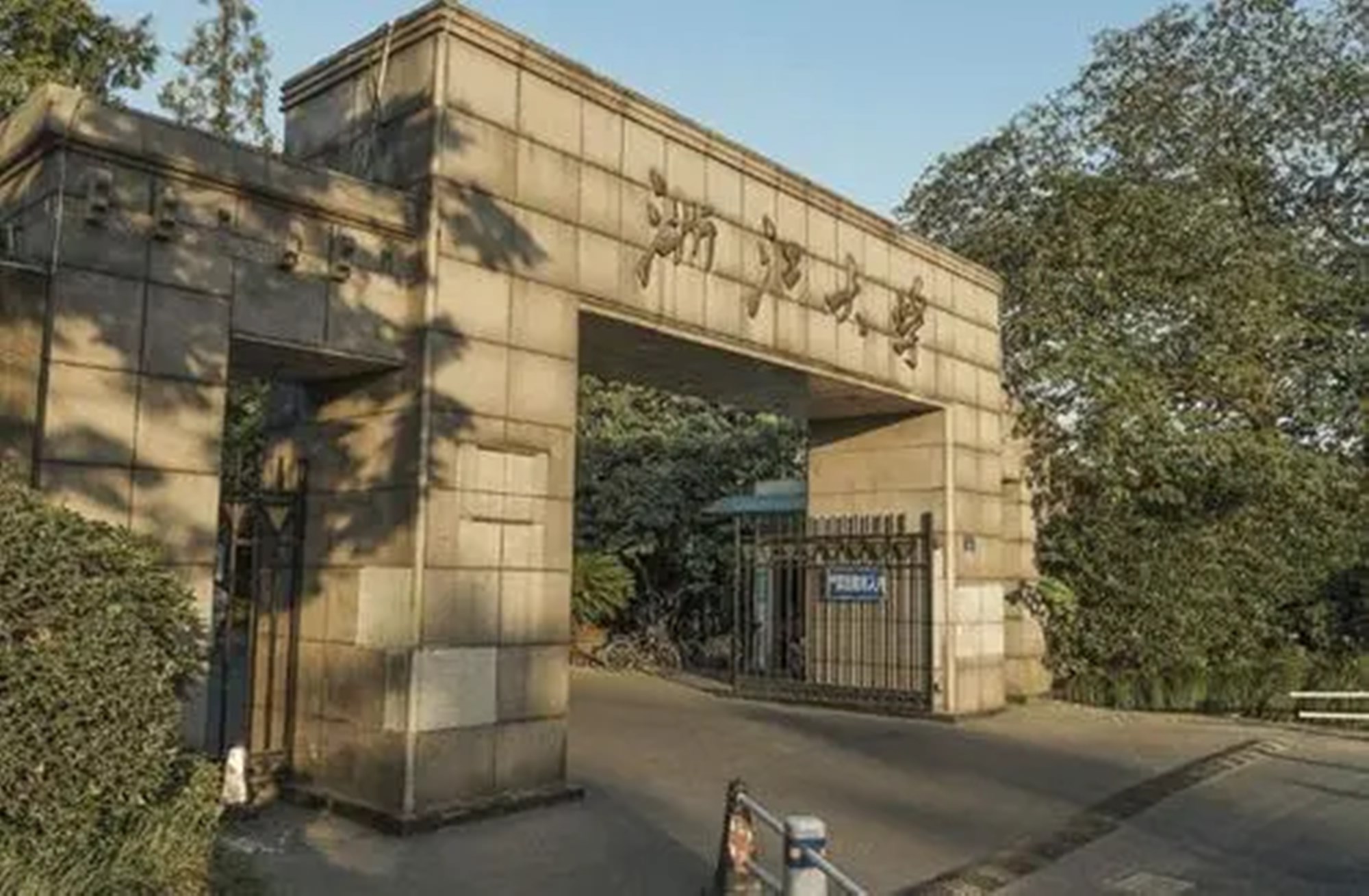 这4所大学是公认的“严进严出”，挂科率较高，学霸才有勇气报考