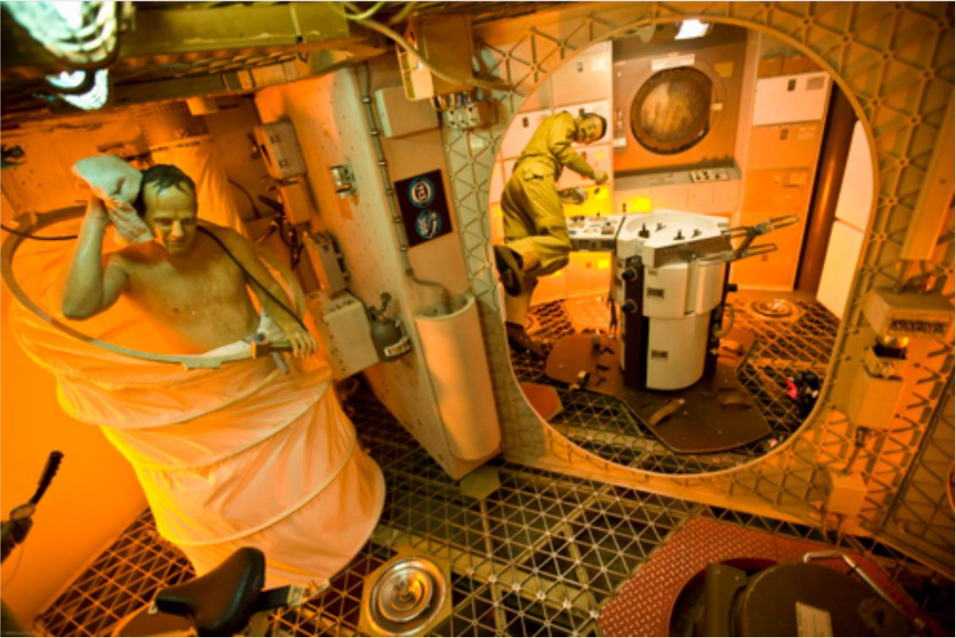 女宇航员在太空上如何保护隐私？上厕所、洗澡、生理期怎么办？