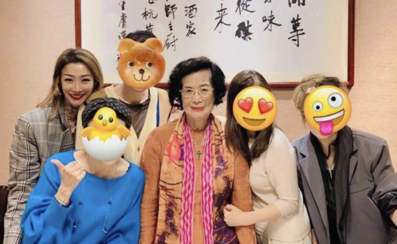 郑秀文晒全家福缅怀父亲，逾80岁母亲罕见露脸，面容慈祥气质优雅