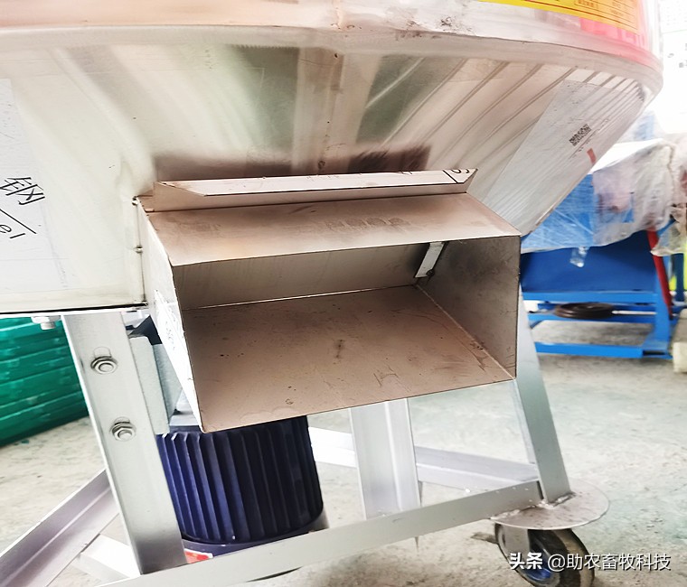 可以移動的干濕飼料攪拌機，是養(yǎng)殖場的好伴侶