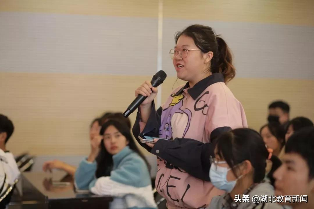 “生命摆渡人”汪勇竟向学生们展示自己的“朋友圈”？这堂大思政课太活了