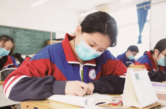 高中生“黑板报”走红，班主任看后舍不得擦，校长也跑过来欣赏