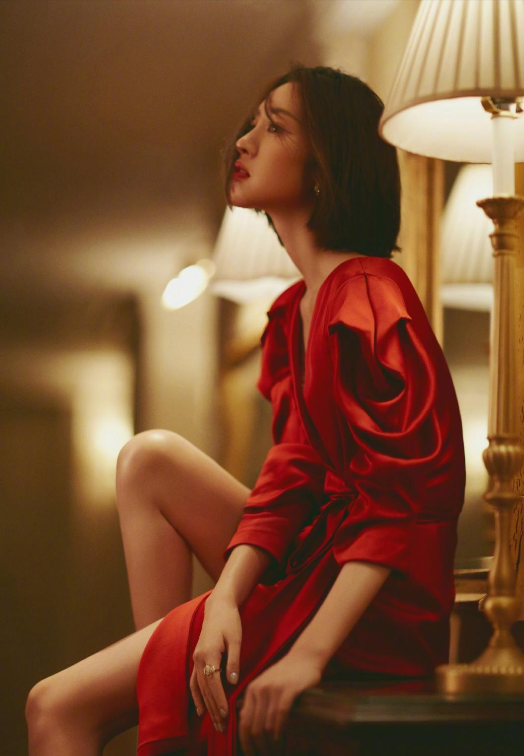 唐艺昕外表甜甜的，穿红色真丝睡袍也能“纯欲感”满满，太撩人