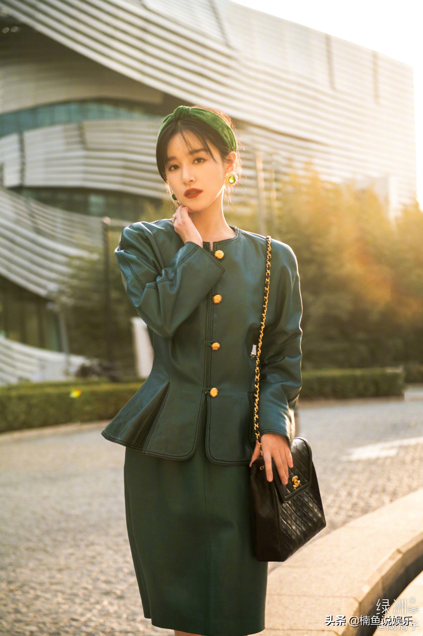33岁阚清子好会打扮，墨绿色小皮裙穿出贵妇感，妥妥的复古美人