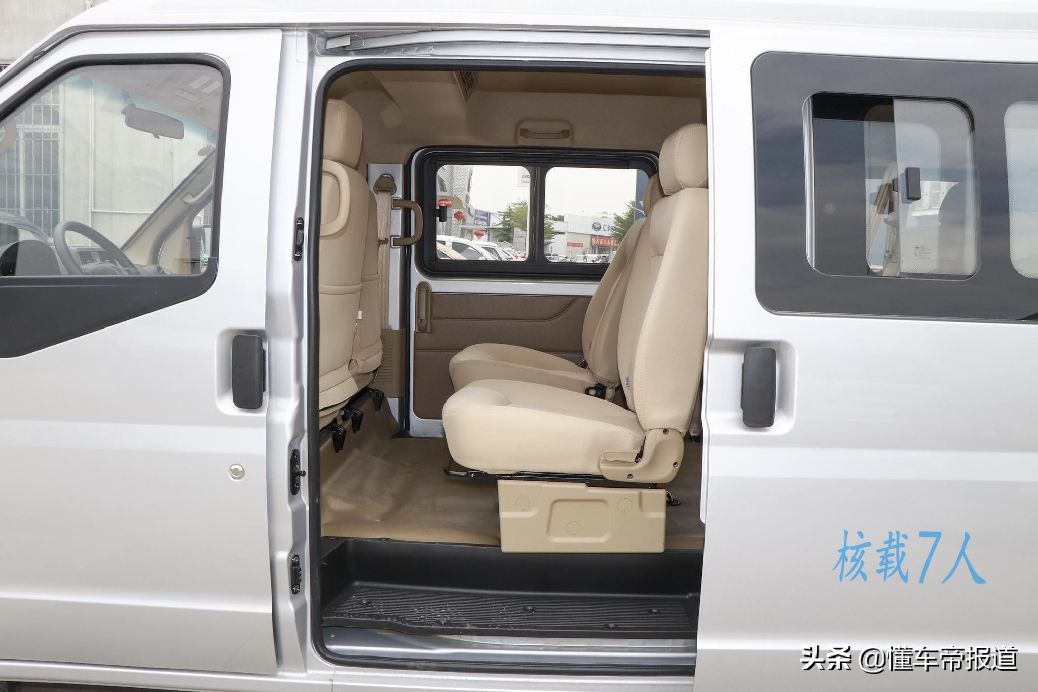 新车 </p><p>　　 上涨1万元，东风小康EC36售价11.79万元，五菱EV50竞争对手
